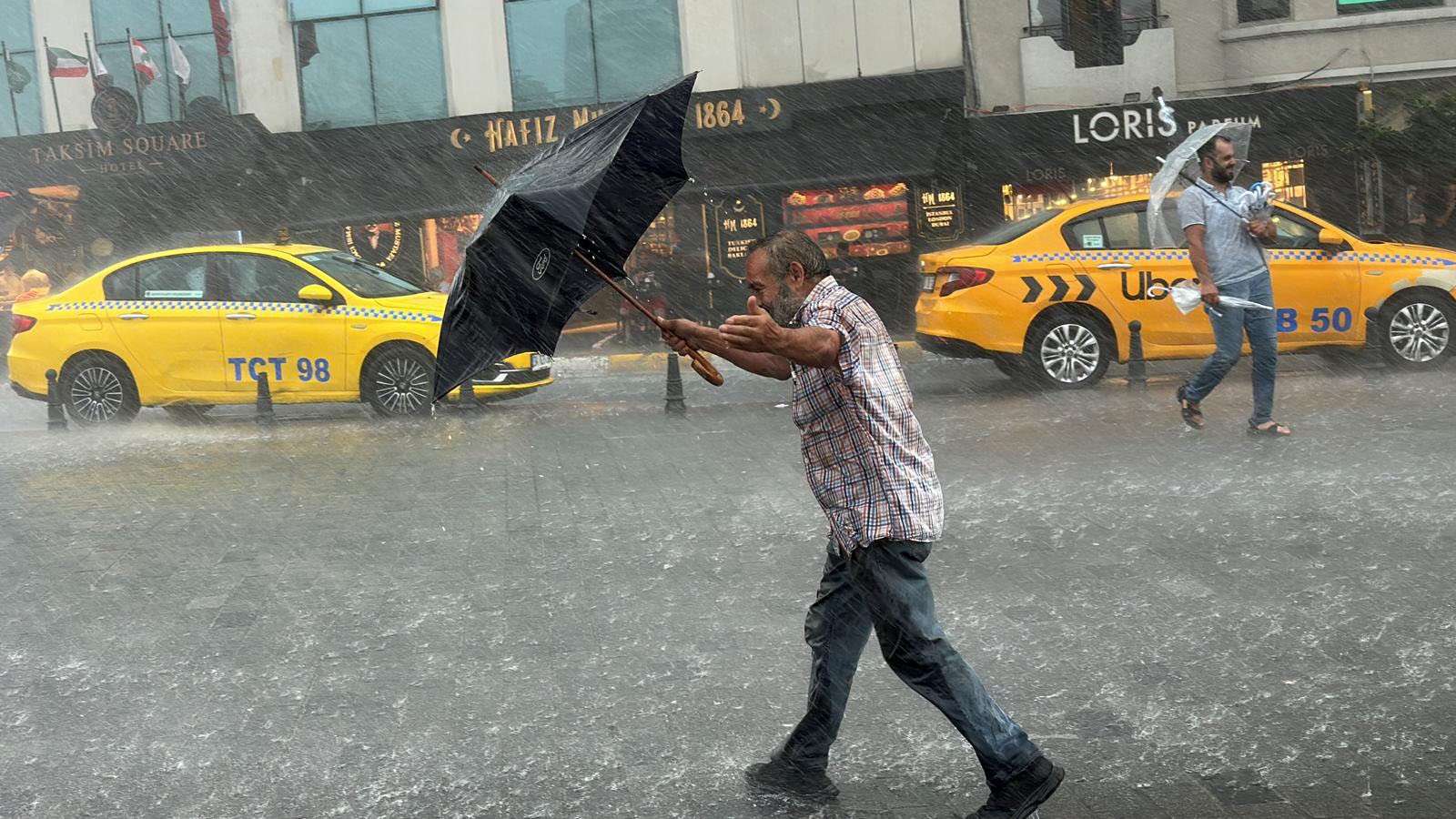 İstanbul’da Sağanak: Yollar Göle Döndü