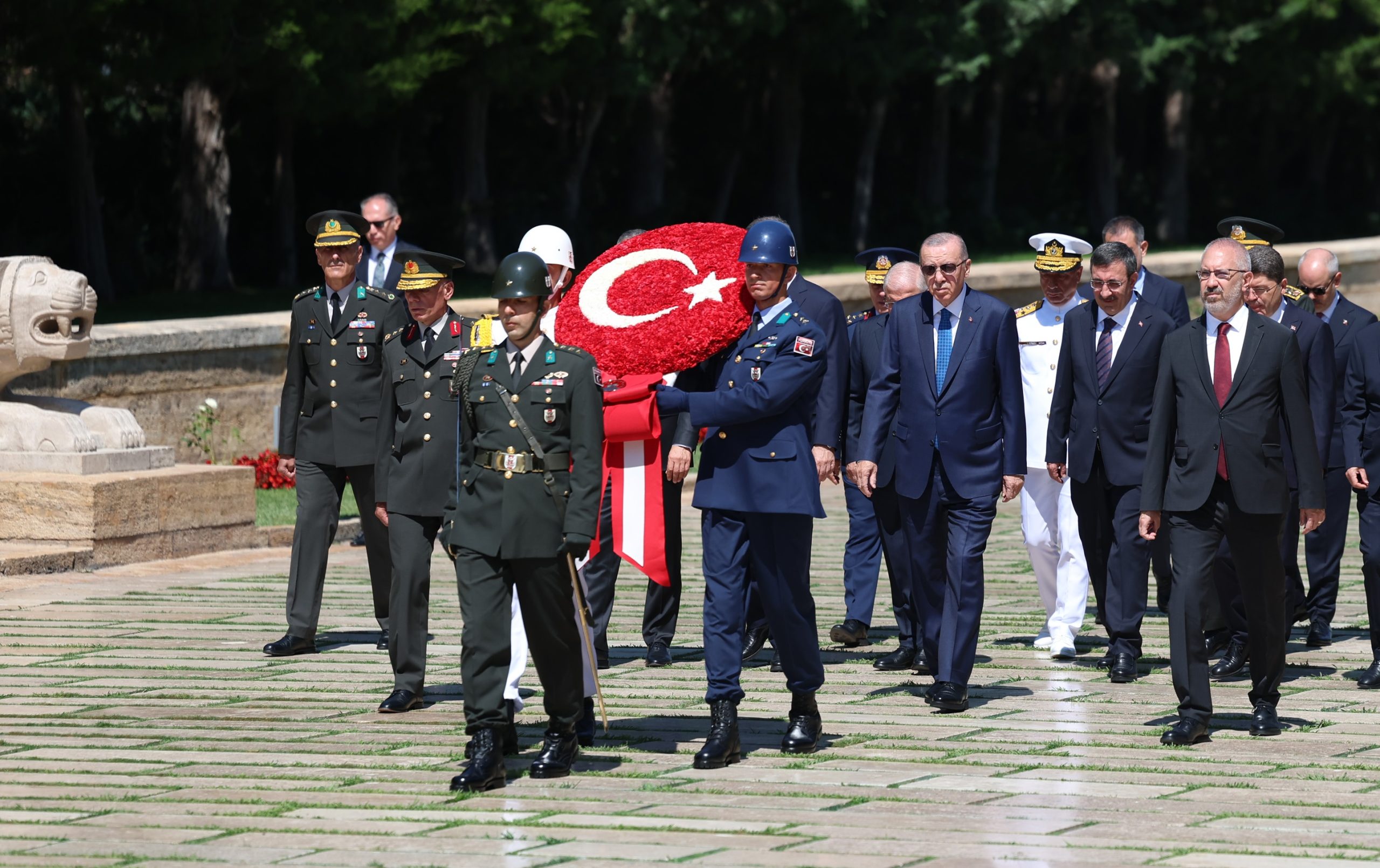 Cumhurbaşkanı Erdoğan, YAŞ Üyeleriyle Anıtkabir’i Ziyaret Etti