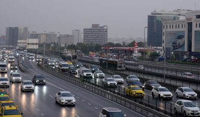 İstanbul’da Sağanak Trafiği Felç Etti