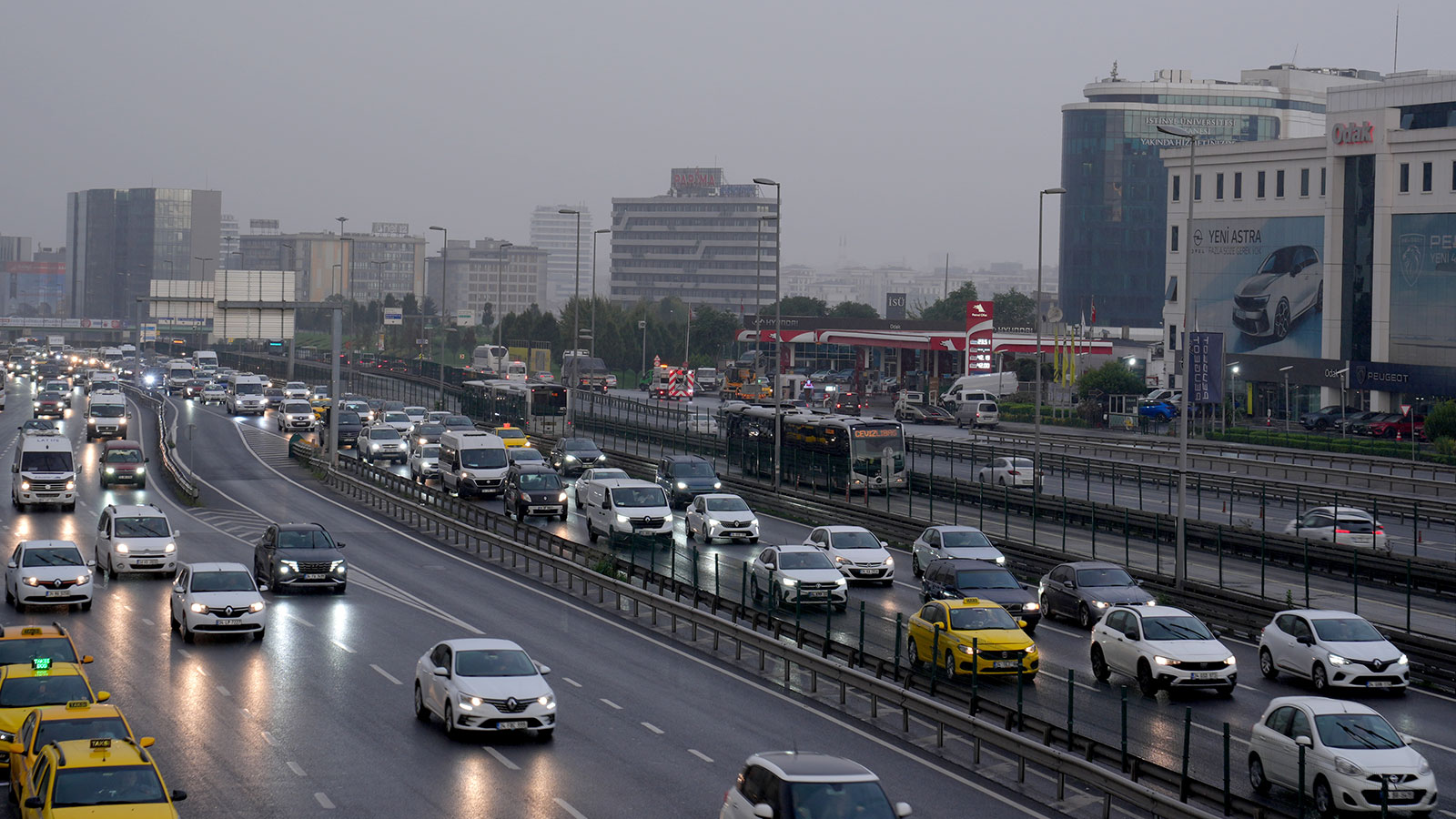 İstanbul’da Sağanak Trafiği Felç Etti