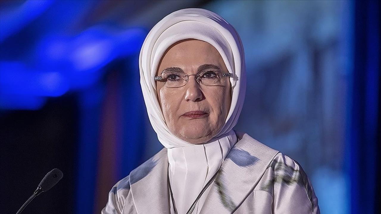 Emine Erdoğan’dan Tarihi Ameliyata Tebrik