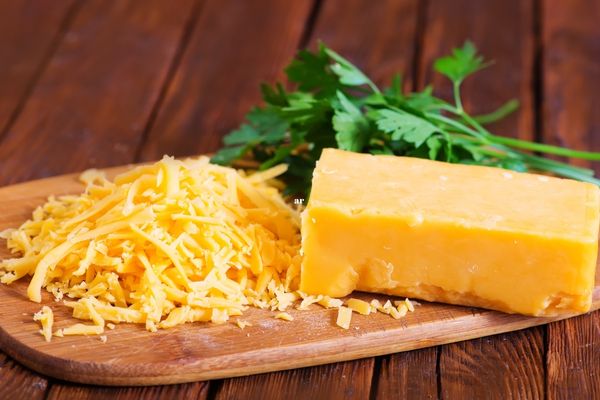 Cheddar Peyniri Hangi Sütten, Nasıl Yapılır? Cheddar Peyniri Sağlıklı mı, Hangi Ülkeye Ait, Nerede Üretilir?