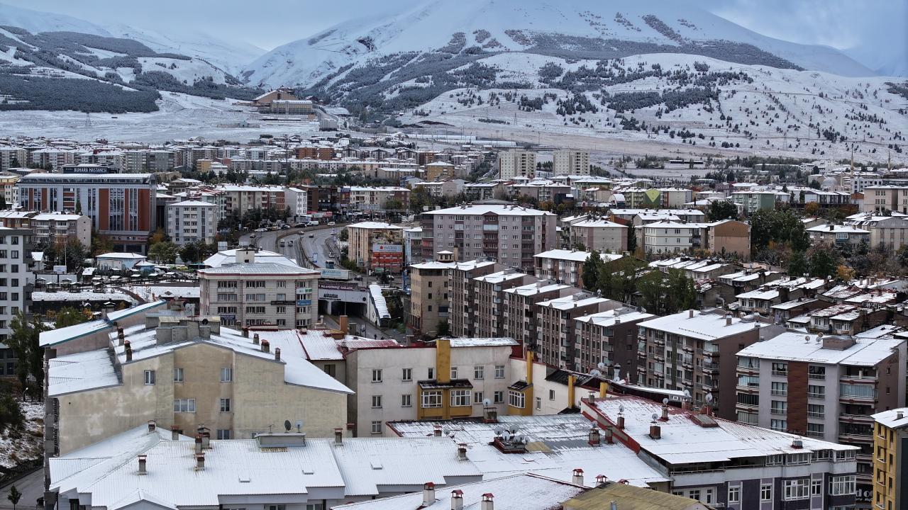 Erzurum’a Mevsimin İlk Karı Yağdı