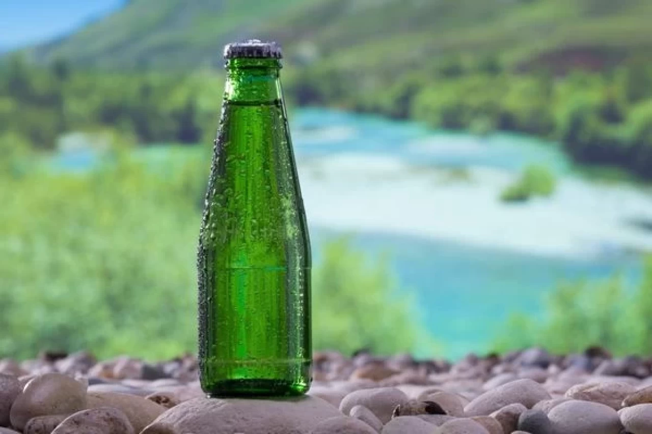 Yemekten Sonra  Hemen Soda İçmek İyi mi, Sağlıklı mı? Maden Suyu (Sade Soda) İçmenin Faydaları ve Zararları Nelerdir?