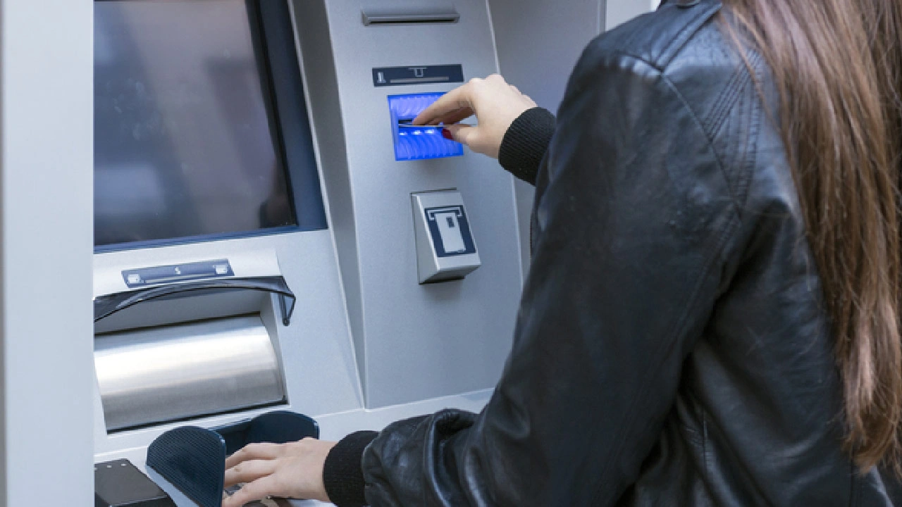 ATM'lerde para çekme ve yatırma