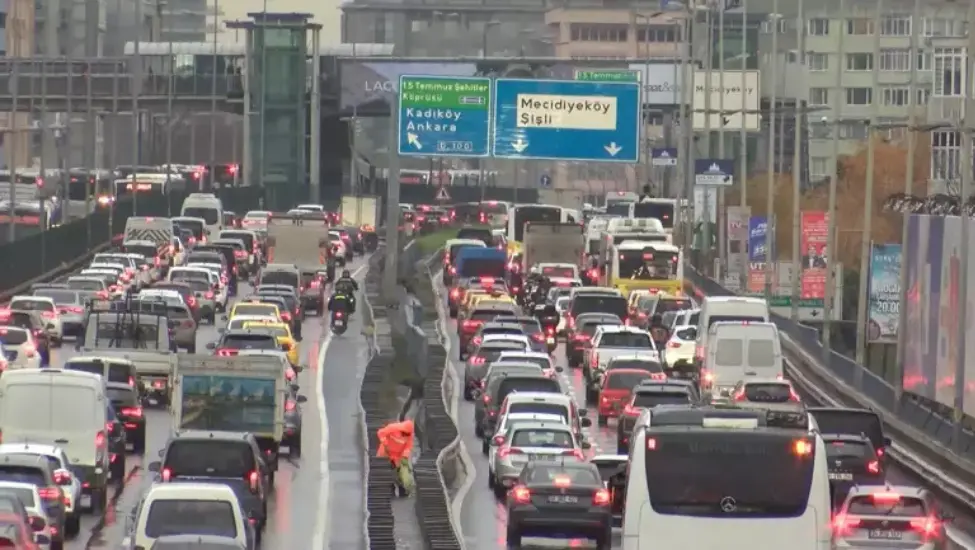 İstanbul’da Sağanak: Trafik Felç Oldu