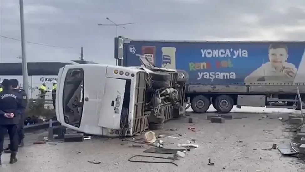 Balıkesir’de Öğrenci Servisi, Tırla Çarpıştı: 8 Ağır Yaralı