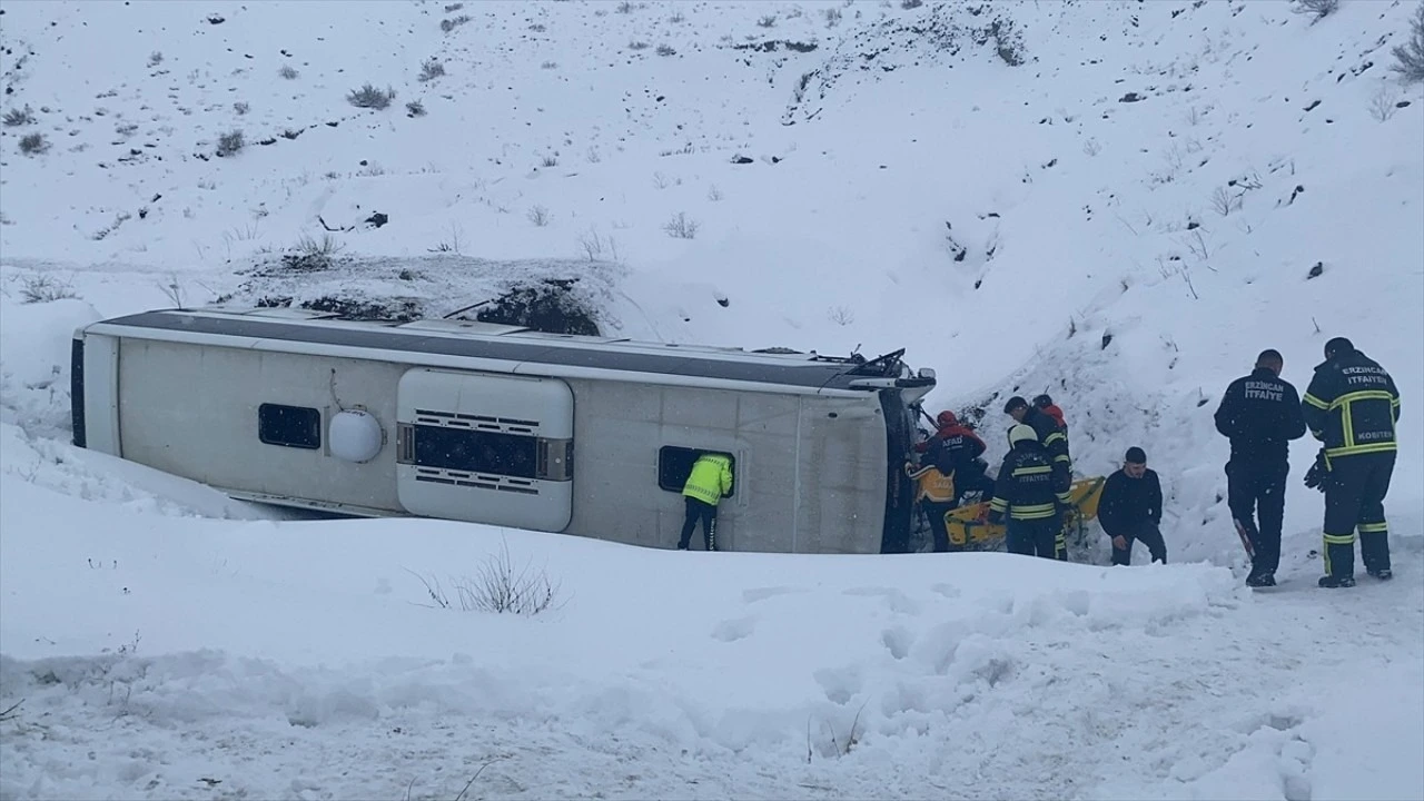 Erzincan’da Yolcu Otobüsü Şarampole Devrildi