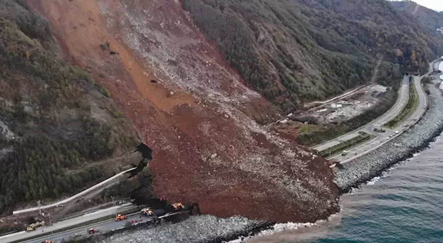 artvinde-heyelan-felaketi-karadeniz-sahil-yolunda-dev-toprak-yigini