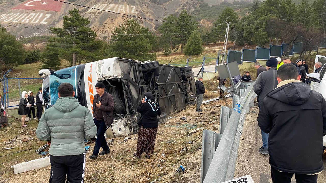 Isparta’da Yolcu Otobüsü Devrildi: 1 Ölü 18 Yaralı