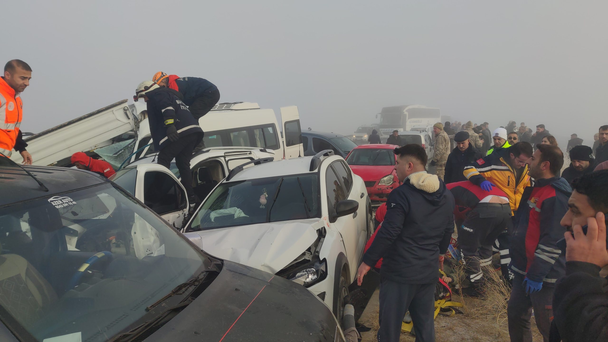 Van’da Zincirleme Trafik Kazası: Ölü ve Yaralılar Var