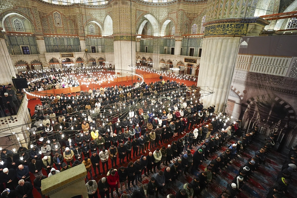 Ramazanın İlk Teravih Namazı Kılındı